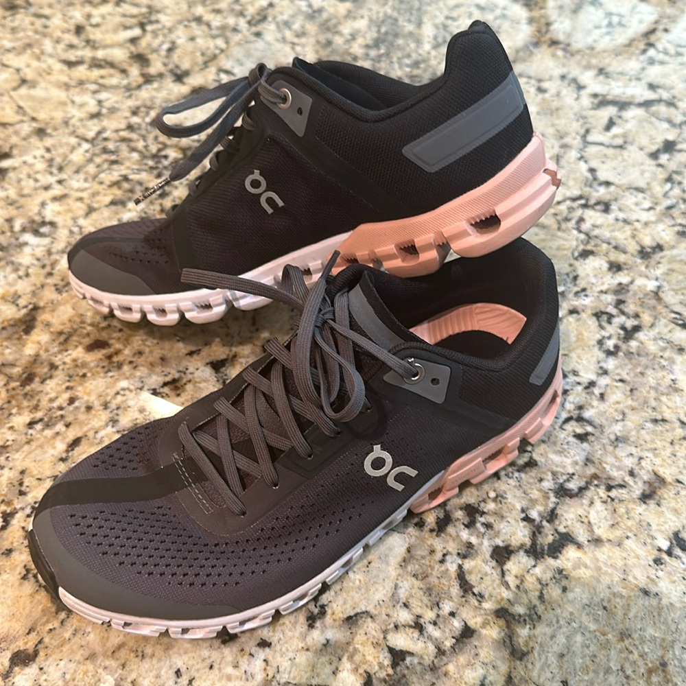 On cloud cloud flow 35.99234 pink and black sneakers! Only worn a few times.
